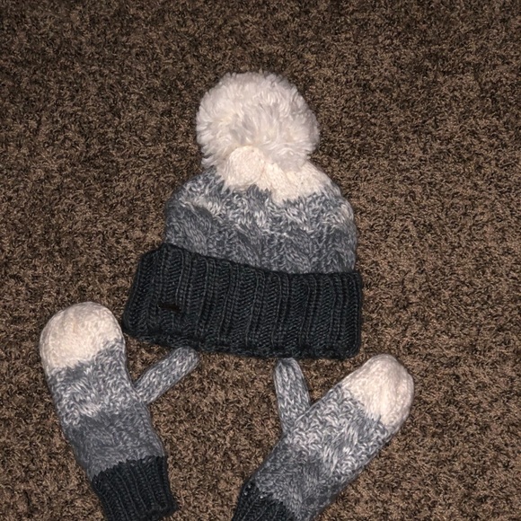 Steve Madden Hat and Mitten set - Picture 3 of 3